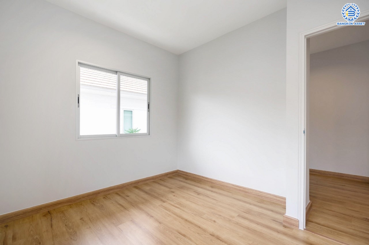 บ้านมือสองตกแต่งใหม่ ม.วิลล่าการ์เด้น3 บางกรวย-ไทรน้อย เนื้อที่ 52 ตร.ว. ฟังก์ชัน 3 ห้องนอน 3 ห้องน้ำ จอดรถได้ 2 คัน บรรยากาศเป็นส่วนตัว บนทำเลศักยภาพ ใกล้เซ็นทรัลเวสต์เกต เชื่อมต่อหลายเส้นทาง ถ.รัตนาธิเบศร์, ถ.กาญจนาภิเษก และราชพฤกษ์ และรถไฟฟ้า "สถานีบางพลู"